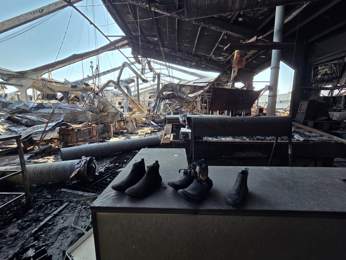 Ein Brand in unserer portugiesischen Fabrik zerstörte die Skinners Herbstkollektion