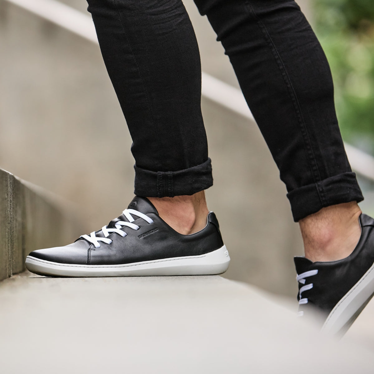 Walker Black/White – zachráň topánku